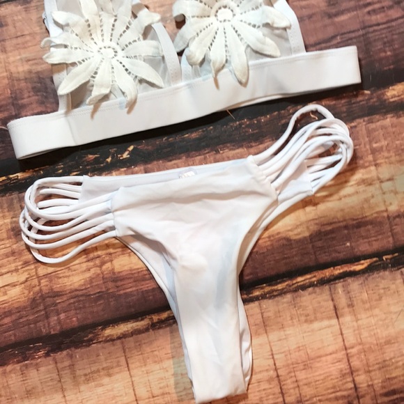 << White Flower Mesh Strappy Cheeky Bikini >> - Picture 3 of 8